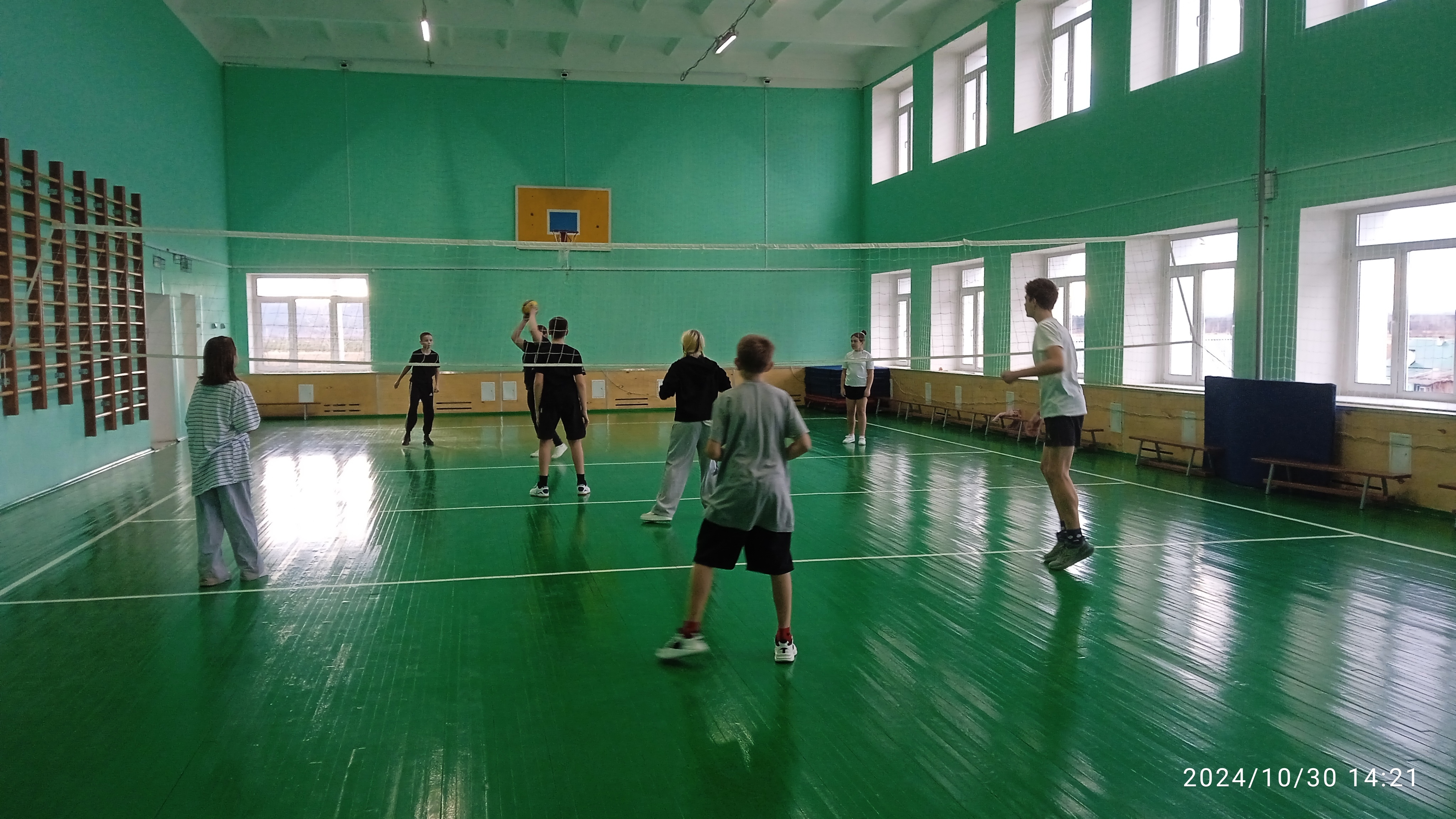 Спортивные соревнования по пионерболу.