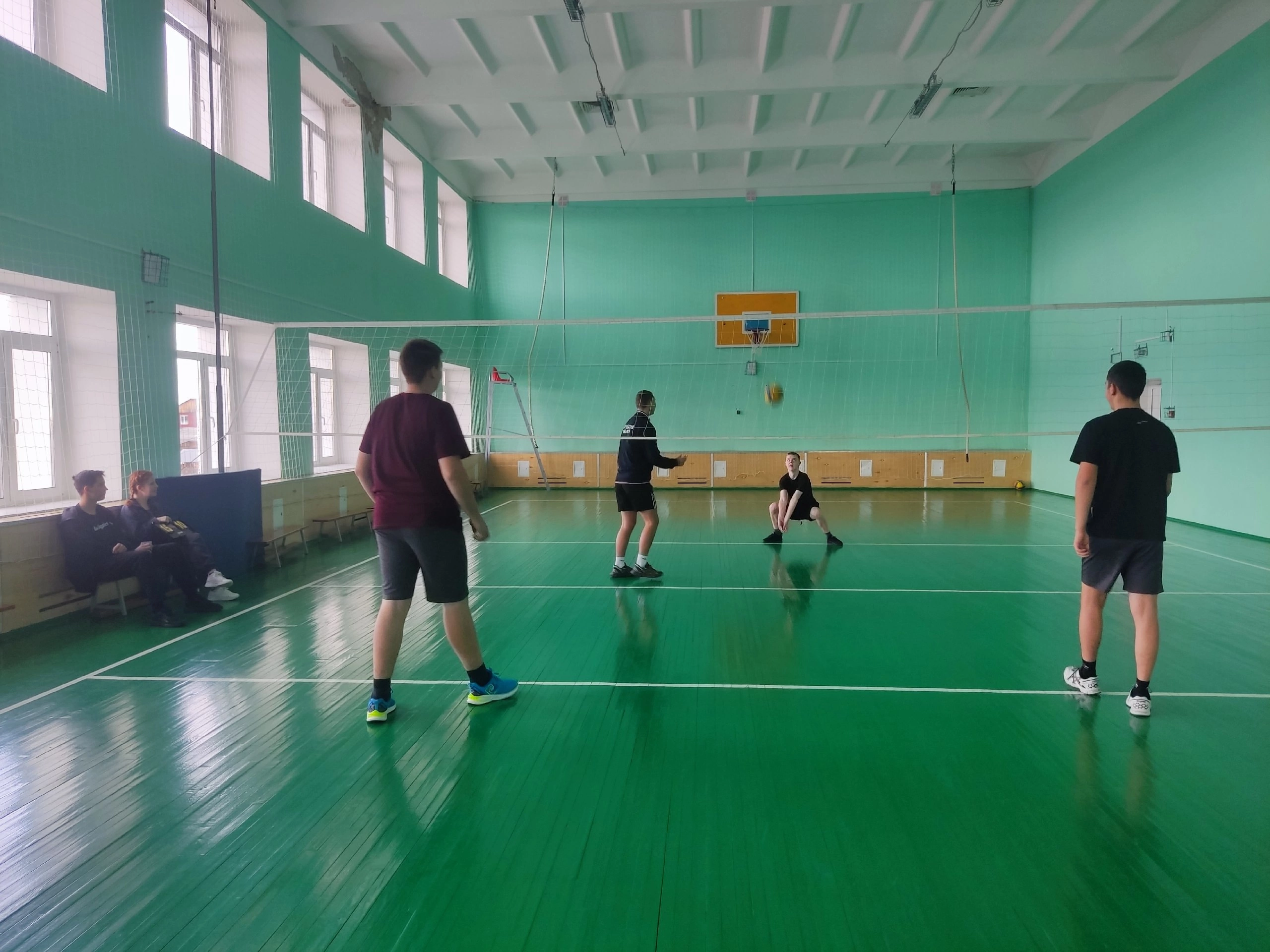 На волейбол всем классом.