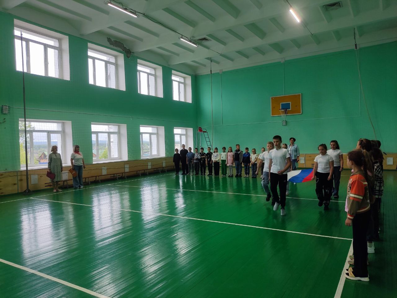 Детский оздоровительный лагерь «Дельфин» распахнул двери для девчонок и мальчишек нашей школы..