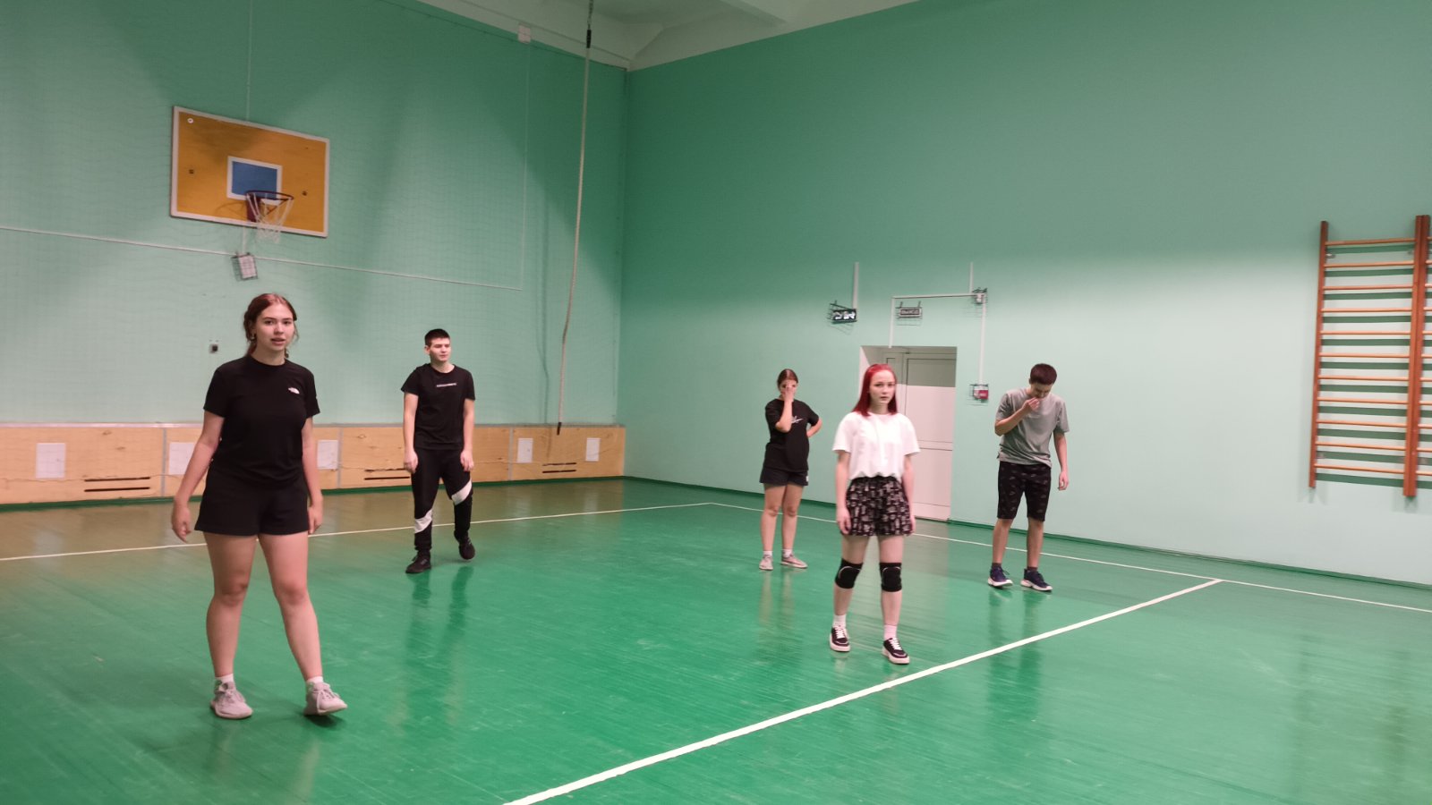 Соревнования по волейболу.