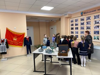 Экскурсии в школьном уголке.